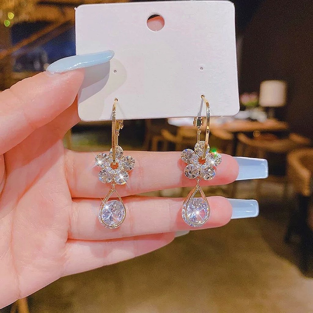 BlossomGlam™ flower crystal earrings - for the glamour that enriches your life