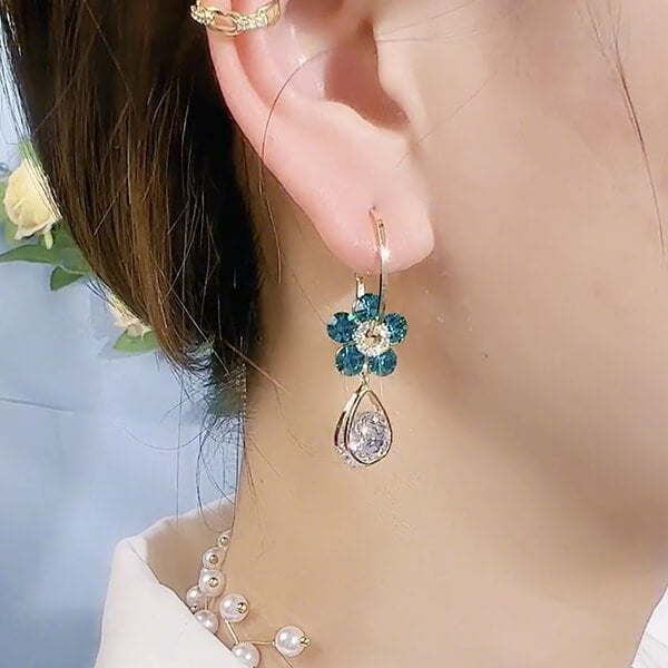 BlossomGlam™ flower crystal earrings - for the glamour that enriches your life
