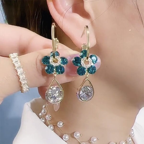 BlossomGlam™ flower crystal earrings - for the glamour that enriches your life