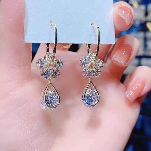 BlossomGlam™ flower crystal earrings - for the glamour that enriches your life