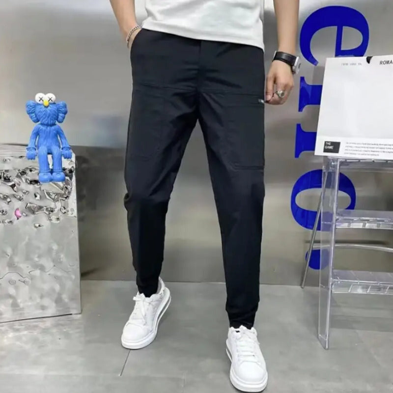 Comfortable cargo pants with large storage capacity