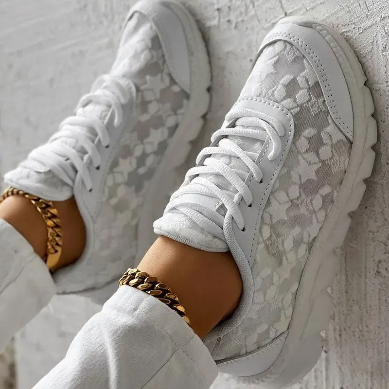 ❤ Breathable sneakers with round toes and laces