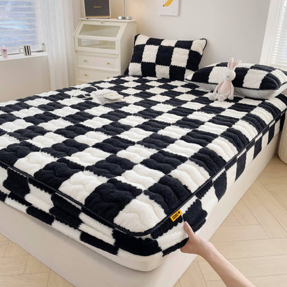 Plush Fitted Sheet With Checkered Pattern and Elastic Edges