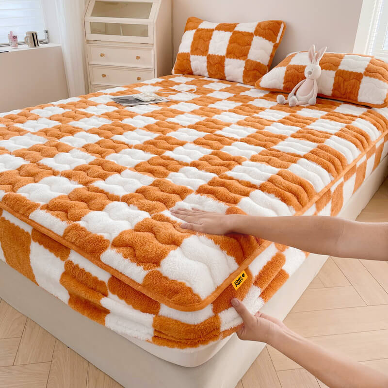 Plush Fitted Sheet With Checkered Pattern and Elastic Edges