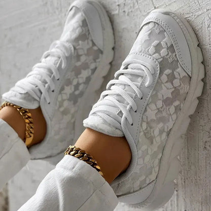 ❤ Breathable sneakers with round toes and laces